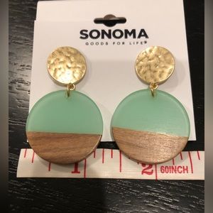 Gold and green pierced earrings. New